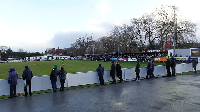 Trận đấu giữa Harrogate Town và Bradford Park Avenue tại sân Wetherby Road, một khoảnh khắc của lịch sử