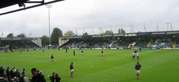 Trận đấu giữa Yeovil Town và Nottingham Forest tại Huish Park, một khoảnh khắc đối đầu lịch sử giữa đội hạng thấp và đối thủ mạnh.