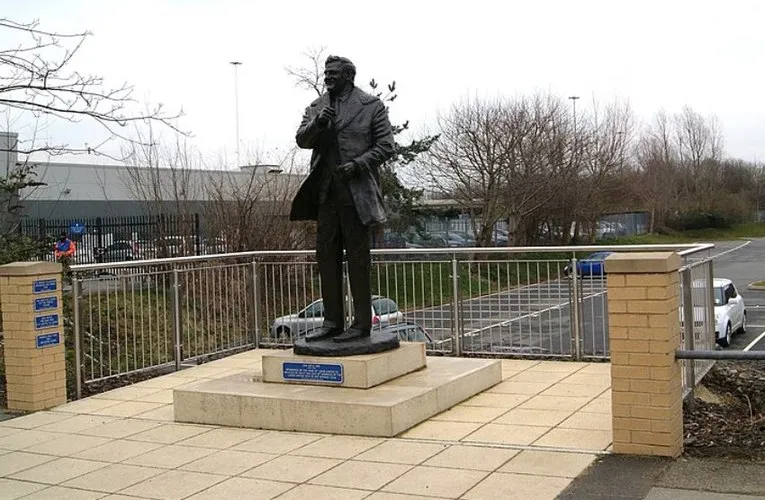 Tượng đài Don Revie bên ngoài Elland Road, vinh danh vị kiến trúc sư vĩ đại của Leeds United
