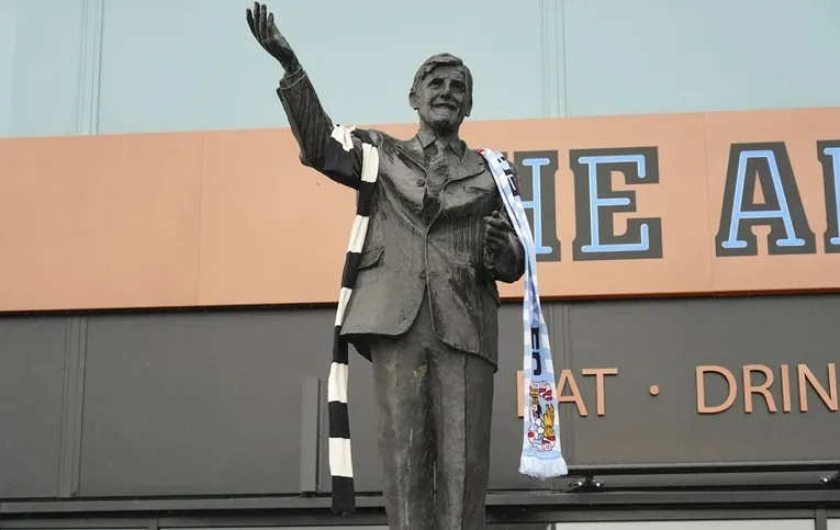 Tượng đài Jimmy Hill sừng sững tại Coventry Arena, vinh danh huyền thoại của Coventry City FC.